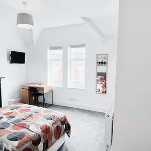 https://large-room-in-modern-house-near.hotelsin-nottingham.com